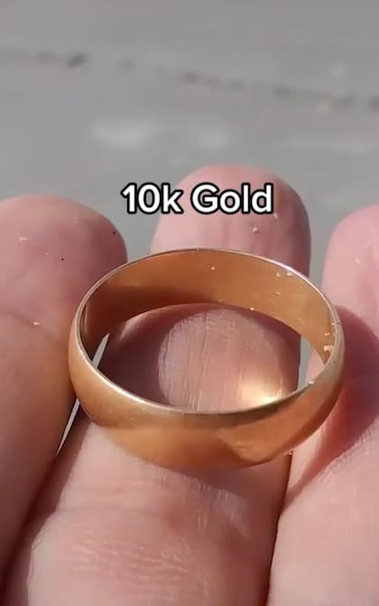 Este es uno de los anillos que el tiktoker halló en la playa