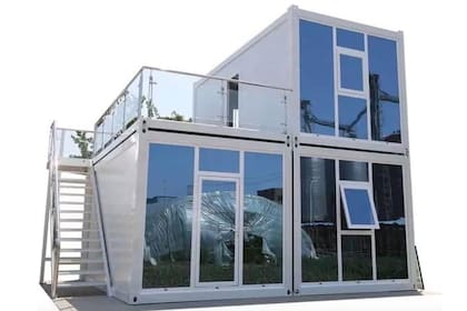 Este es uno de los modelos de casas de dos pisos que Amazon vende a menos de US$30.000