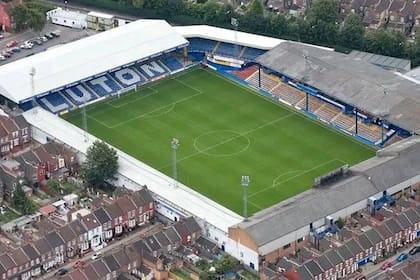 Este estadio inglés está pegado a las casas vecinas
