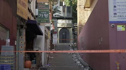 Este estrecho callejón estaba repleto de gente que intentaba salir en diferentes direcciones.