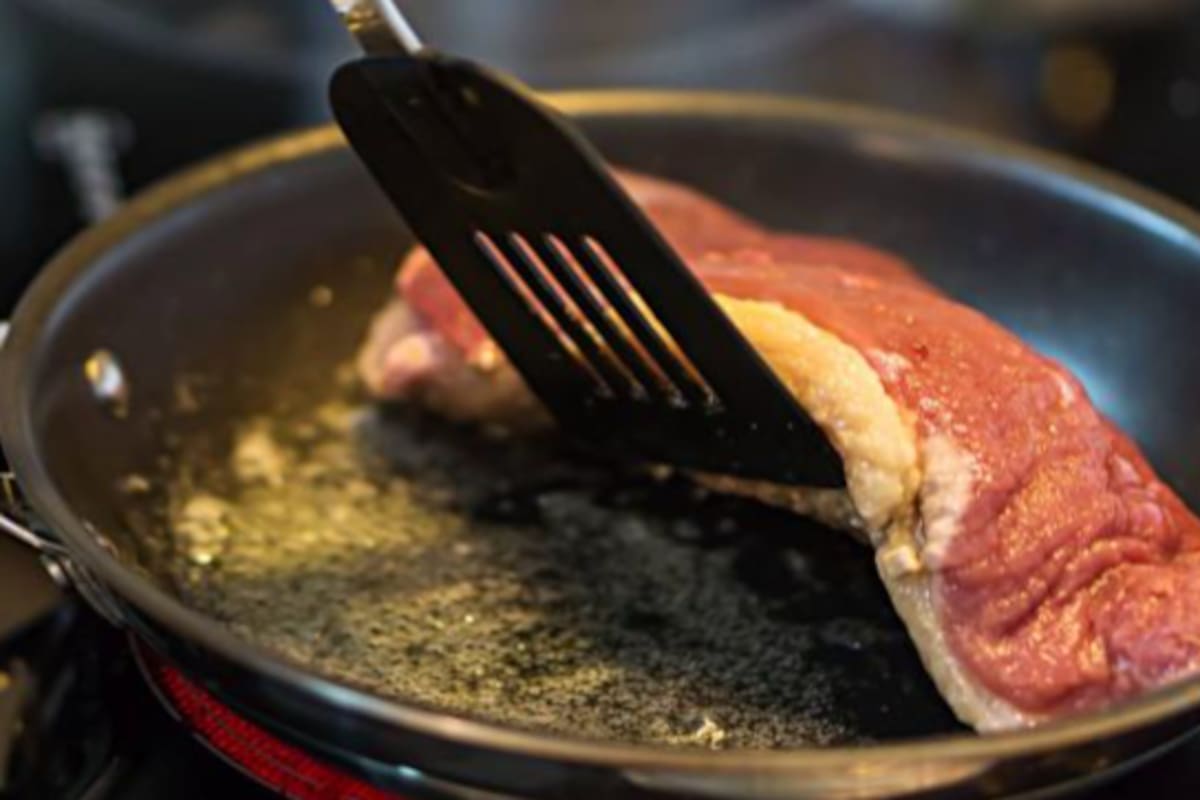 Este fenómeno, frecuente tanto en carnes rojas como en pollo o cerdo, responde a procesos físicos y químicos vinculados a la temperatura