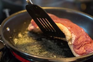 Este fenómeno, frecuente tanto en carnes rojas como en pollo o cerdo, responde a procesos físicos y químicos vinculados a la temperatura