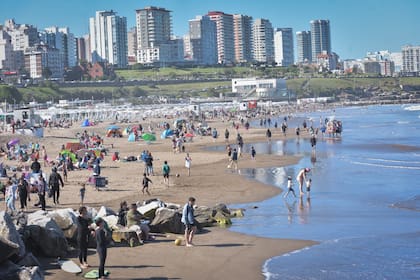 Este fin de semana el clima permite a los turistas disfrutar de las playas de Mar del Plata