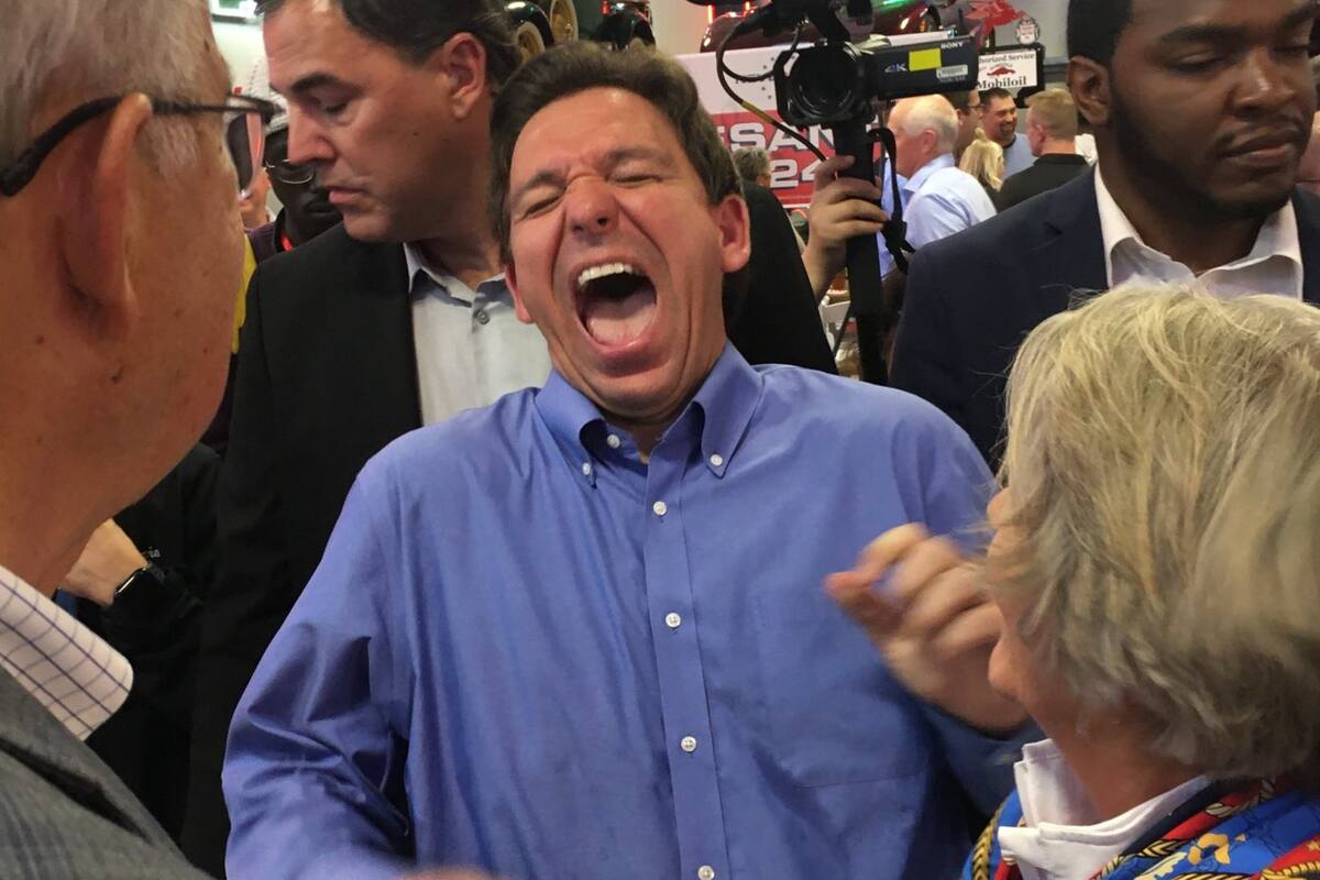 Este fin de semana, el gobernador de Florida, Ron DeSantis, asistió a un evento en Iowa, donde se mostró a carcajadas con las personas del lugar