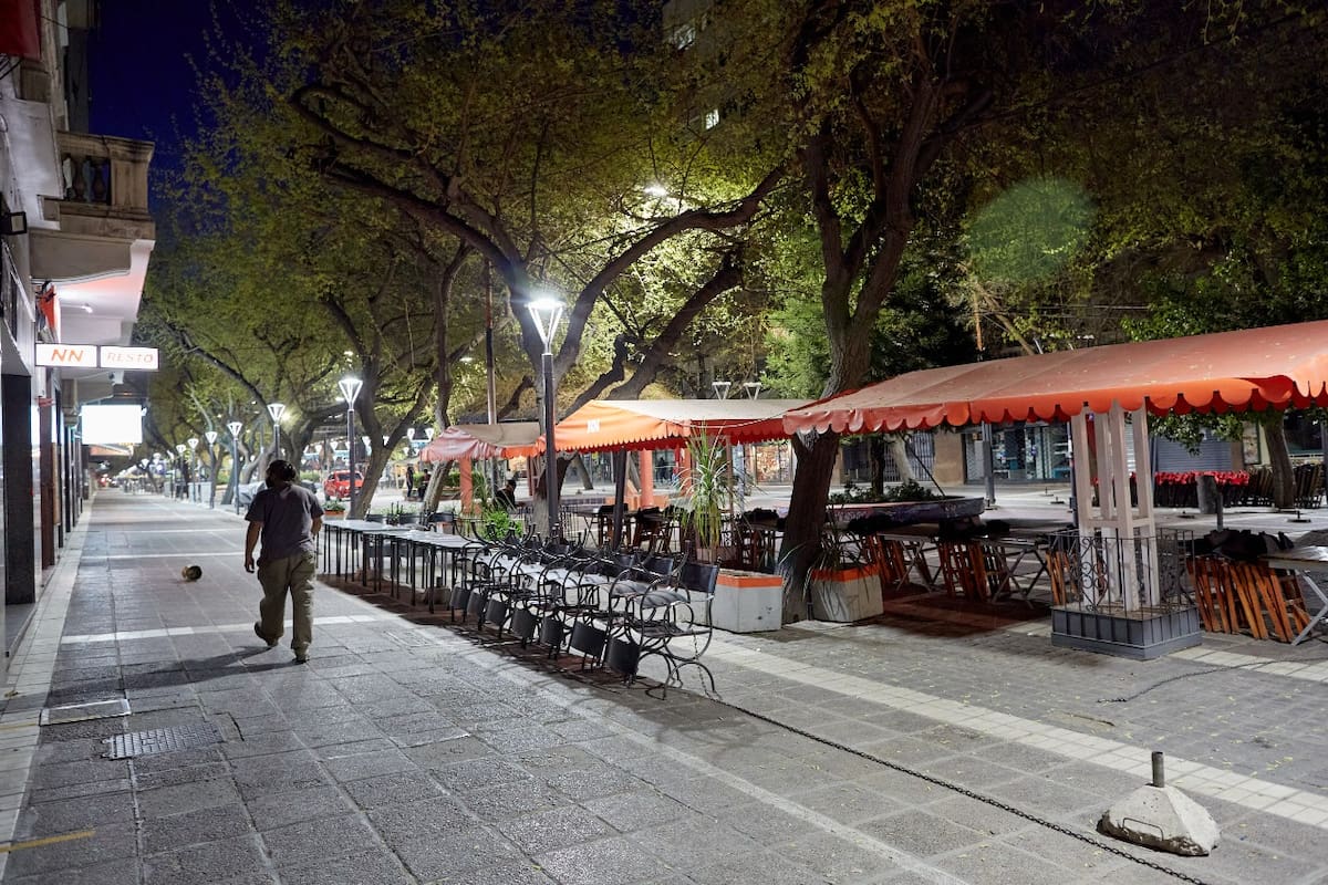 Este fin de semana, la provincia del oeste argentino vuelve a cerrarse. Los contagios no se detienen y hay temor por lo que pueda ocurrir con la circulación de los jóvenes por el Día del Estudiante.