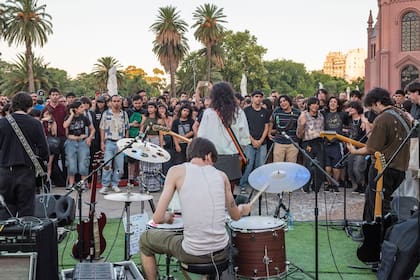 Este fin de semana se presenta Riel, un dúo que mezcla indie rock, shoegaze, garage y post-punk