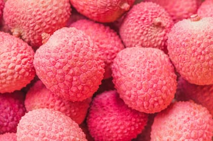 Este fruto se caracteriza por su cáscara rugosa y de color rojizo (Foto de carácter ilustrativo: PEXELS)