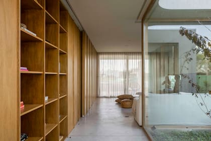 Este gran mueble sirve para guardado, pero su función principal es dividir el living del comedor y la cocina; puede abrirse o cerrarse por completo.