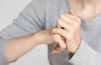 Este hábito comienza en la infancia y se vuelve involuntario en la etapa adulta. Foto:iStock