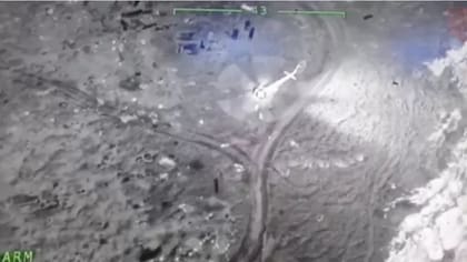 Este helicóptero explotó segundos después de que se tomara esta captura de pantalla en la isla de las Serpientes. Tanto Rusia y Ucrania se adjudicaron la responsabilidad del ataque