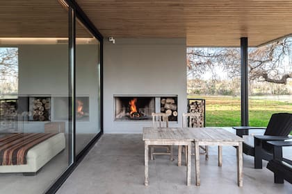 Este hogar es una réplica del que hay en el living. “Son los únicos bloques pesados de la casa, y las únicas superficies que llevan pintura (Tarquini). El resto de las terminaciones se pensaron libres de mantenimiento”, dice el arquitecto.