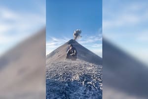 Este hombre captura el preciso momento en que un volcán entra en erupción mientras se grababa meditando