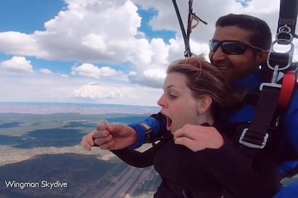 Este hombre pide matrimonio a su novia mientras se tiran desde 4 mil metros de altura en paracaídas