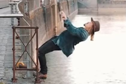 Este hombre se hizo viral en redes sociales gracias a unos vídeos en los que parece dominar la gravedad a su antojo