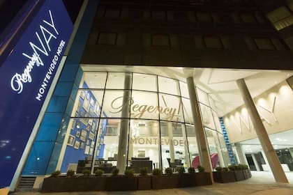 Este hotel está en el centro de Montevideo y ofrece todas las facilidades para los viajeros por negocios.