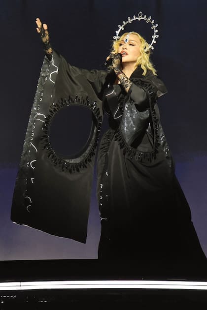 Este impactante traje de In-House está inspirado en la cultura japonesa de las geishas, los kimonos y las artes marciales para el look de la canción “Nothing Really Matters”. Sobre la cabeza, Madonna llevó un halo de cristales de Swarovski y aguamarinas, que fue encargado a la firma House of Malakai.