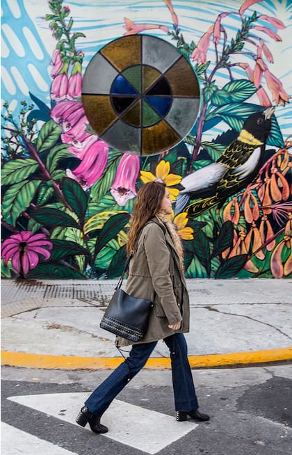Este increíble mural es la fachada de El pollo Gómez, uno de los bares escondidos del barrio