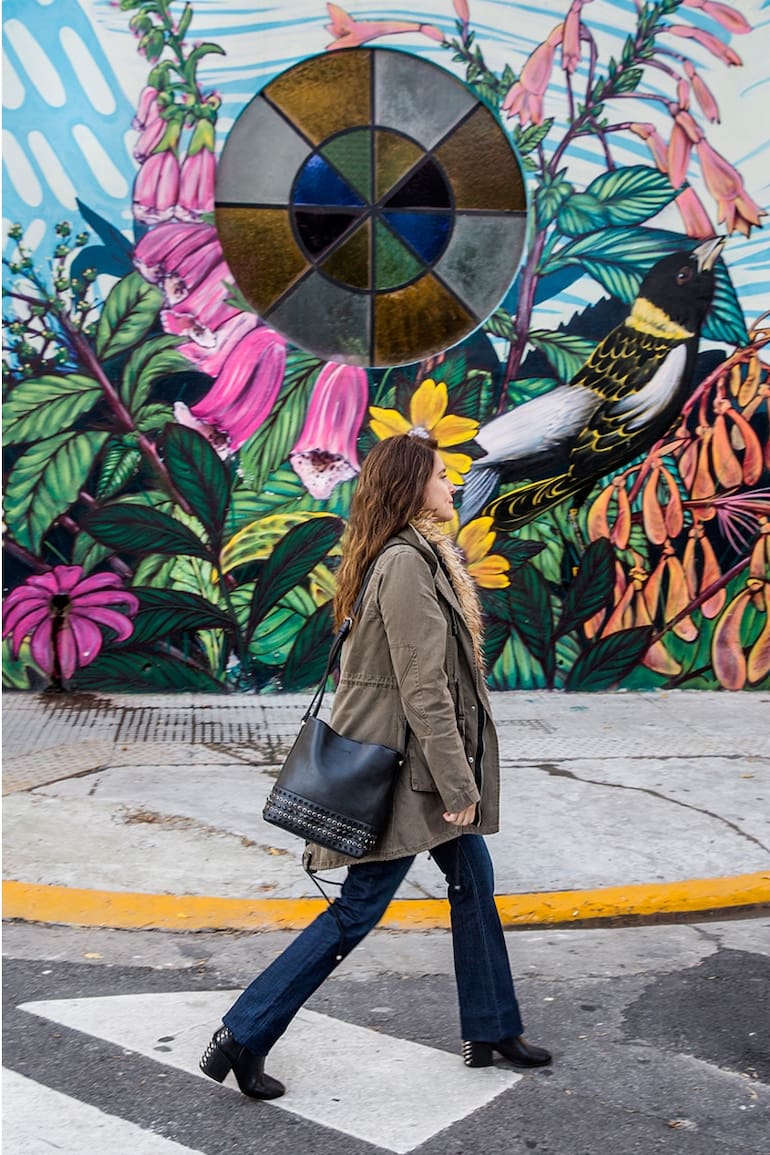 Este increíble mural es la fachada de El pollo Gómez, uno de los bares escondidos del barrio