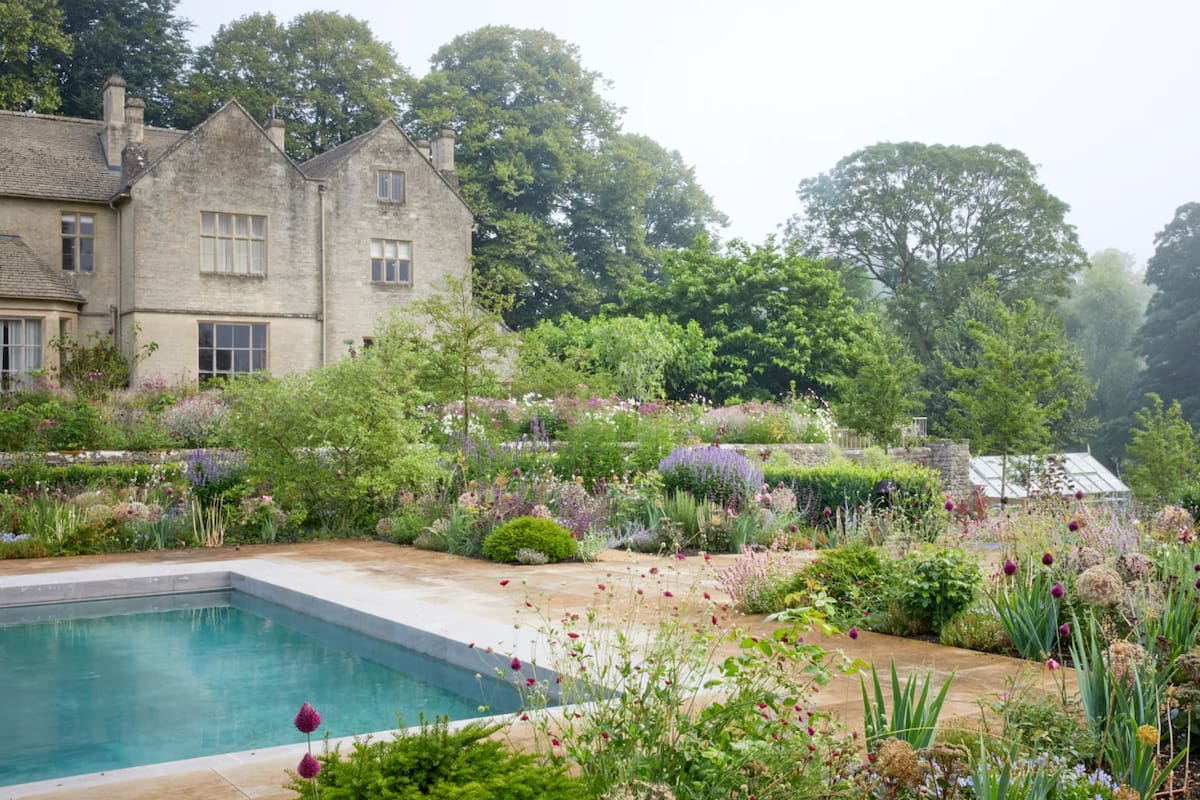 Este jardín en Cotswolds es 100% orgánico y cuenta con colmenas para producir miel además de un árbol de manzanas para hacer jugo y postres