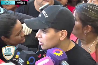 Este jueves 9 de octubre Thiago Medina recibió el alta y una multitud lo esperó afuera del hospital (Foto: Captura de TV / América)