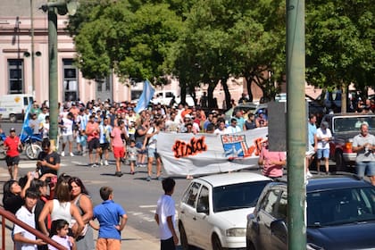Este jueves hubo movilizaciones y una asamblea en el ingreso del frigorífico