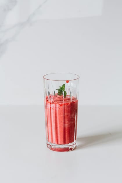 Este jugo de naranja y guayaba también contribuye a reforzar el sistema inmunológico, mejorar la salud digestiva y mantener una piel saludable