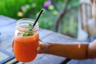 Qué pasa si tomo jugo de zanahoria todos los días