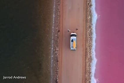 Este lago australiano puede cambiar de color entre el rosa, el blanco o el azul