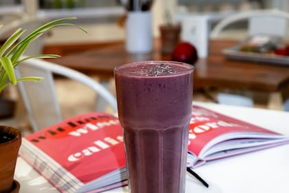 Este licuado combina alimentos clave que proporciona nutrientes escenciales para mejorar la energía y el crecimiento de los musculos