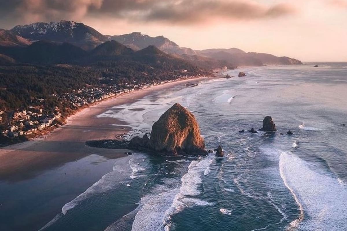 Este lugar es uno de los mejores destinos para viajar en 2026, con playas de arena blanca y faros históricos (Instagram/@oregon.beautiful)