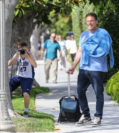 Este lunes, Ben Affleck fue fotografiado en el set de la saga de El contador y un detalle llamó la atención: no llevaba puesta la alianza de bodas. En tanto ayer, el actor fue visto divirtiéndose junto a su hijo Samuel, que simulaba ser un paparazzi
