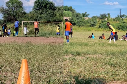 Este lunes, el joven de 18 años participó en su primer entrenamiento junto al cuerpo técnico y plantel del New Hope Waves FC