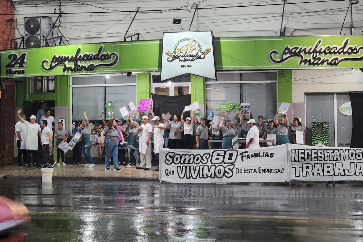 Este lunes, los empleados de la panadería Maná salieron a reclamar la reapertura y la preservación de las fuentes de trabajo.