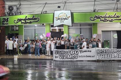 Este lunes, los empleados de la panadería Maná salieron a reclamar la reapertura y la preservación de las fuentes de trabajo.