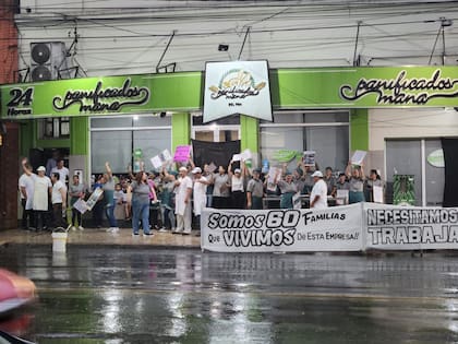 Este lunes, los empleados de la panadería Maná salieron a reclamar la reapertura y la preservación de las fuentes de trabajo.