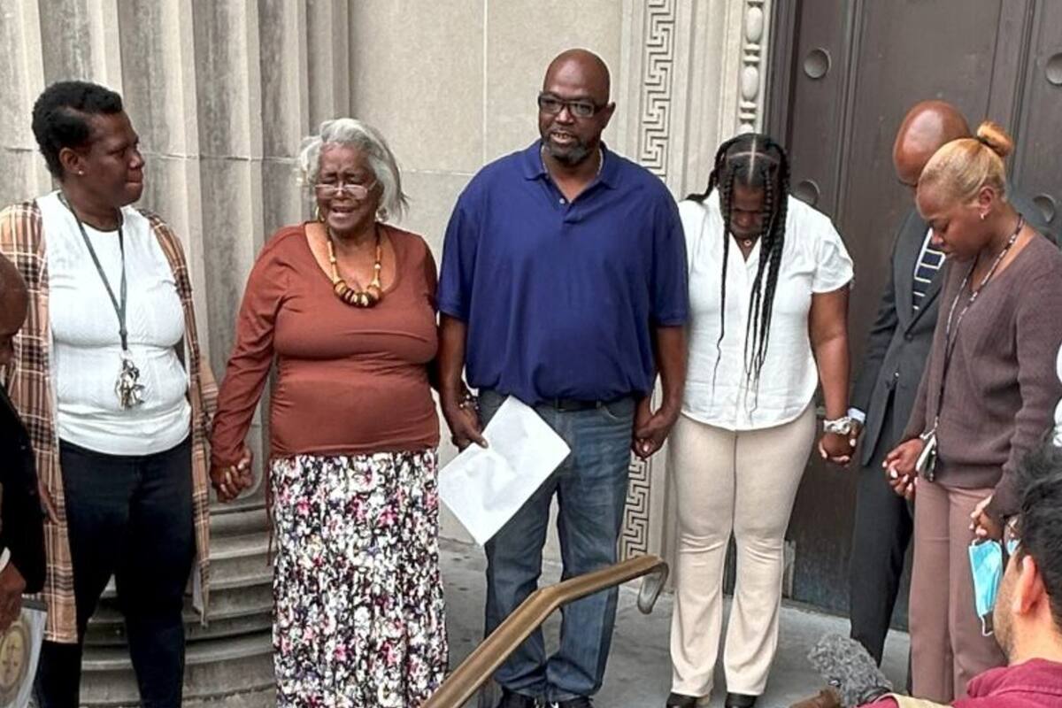 Este lunes, Patrick Brown (centro) recuperó su libertad luego de permanecer encerrado durante 29 años por un delito que no cometió