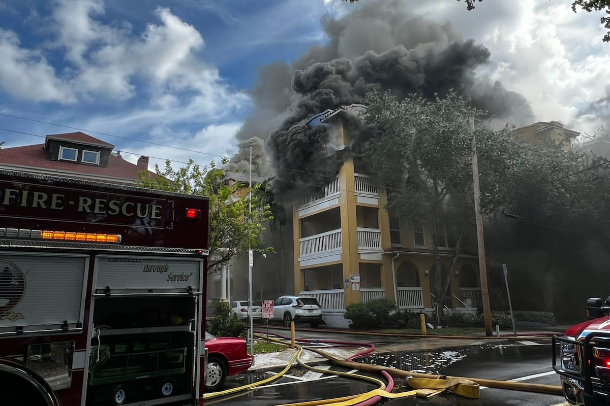 Este lunes por la mañana se produjo un incendio masivo en un edificio de apartamentos de Miami