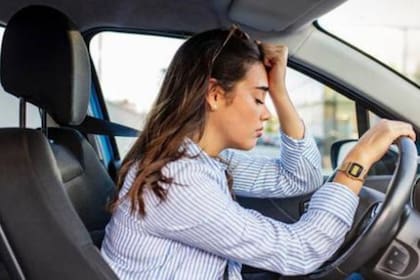 Este malestar impacta en las personas que se sientan en el asiento trasero de un vehículo