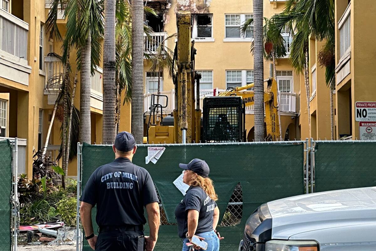 Este martes 18 de junio comenzó la demolición de la estructura dañada por incendio en Temple Court Apartments