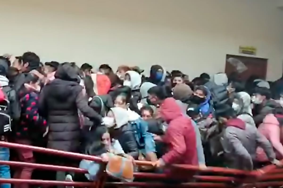 Este martes, al menos cinco estudiantes murieron al caer al vacío, cuando una baranda cedió en la Universidad Pública de El Alto (UPEA), en La Paz, Bolivia