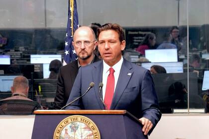 Este martes, el gobernador de Florida, Ron DeSantis, aumentó el número de condados bajo estado de emergencia
