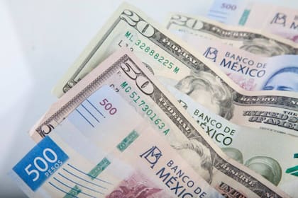 Este martes, el peso mexicano es afectado por el avance del dólar