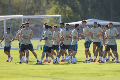 Este martes el seleccionado argentino coordinación y velocidad con pelota y táctica sin oposición en Ezeiza para el compromiso del viernes contra Uruguay por la eliminatoria para el Mundial.