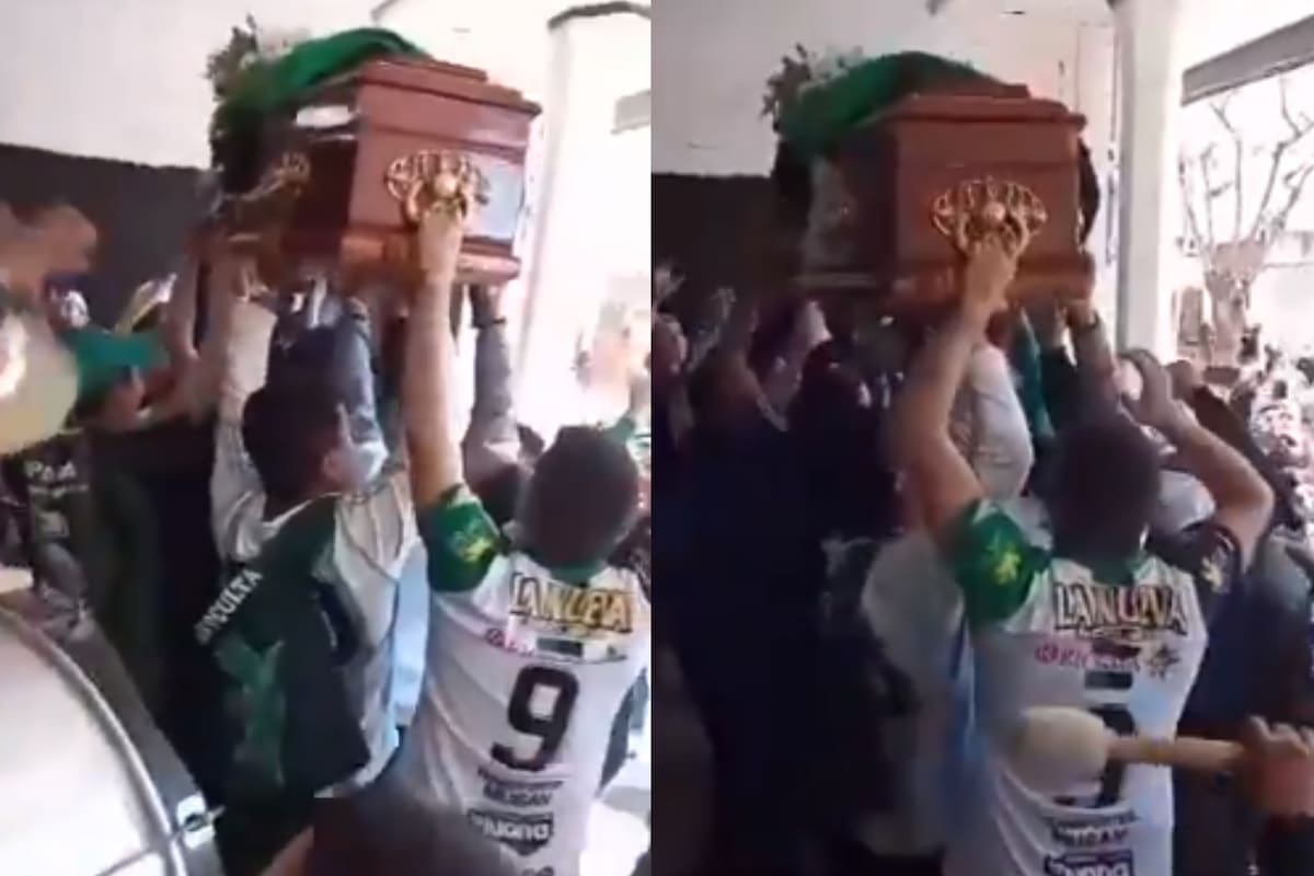 Este martes la barra brava de Nueva Chicago paseó un féretro por las instalaciones del club