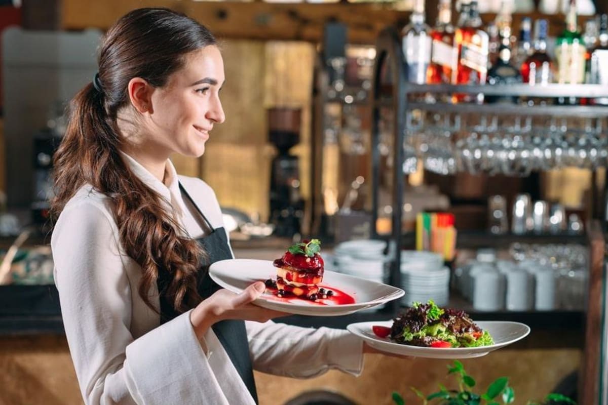 Este martes se actualizó el salario mínimo para trabajadores de restaurantes de Chicago, con y sin propinas (Archivo)