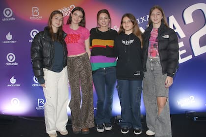 Este martes, se llevó a cabo la avant premiere de Intensamente 2 y muchos famosos se acercaron a disfrutar de la propuesta junto a los más chicos de la familia; una de ellas fue Geraldine Neumann, que concurrió al lugar con su hija Helena y sus sobrinas Allegra, Indiana y Sienna, hijas de su hermana Nicole