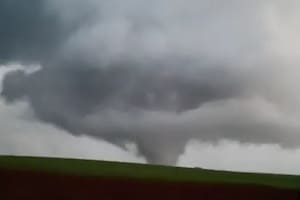 Las impactantes imágenes del poderoso tornado que causó pánico en el sur de Brasil