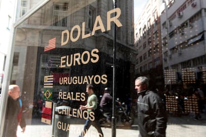 Este mediodía el dólar blue registraba un descenso en su cotización