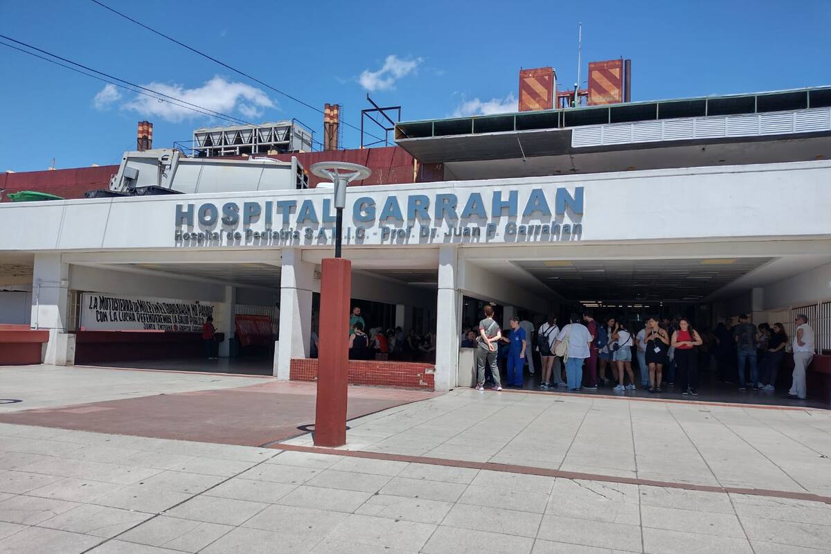 Este mediodía, el personal del Hospital Garrahan realizó una asamblea