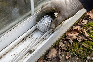 Por qué se recomienda usar papel aluminio para los rieles de las ventanas